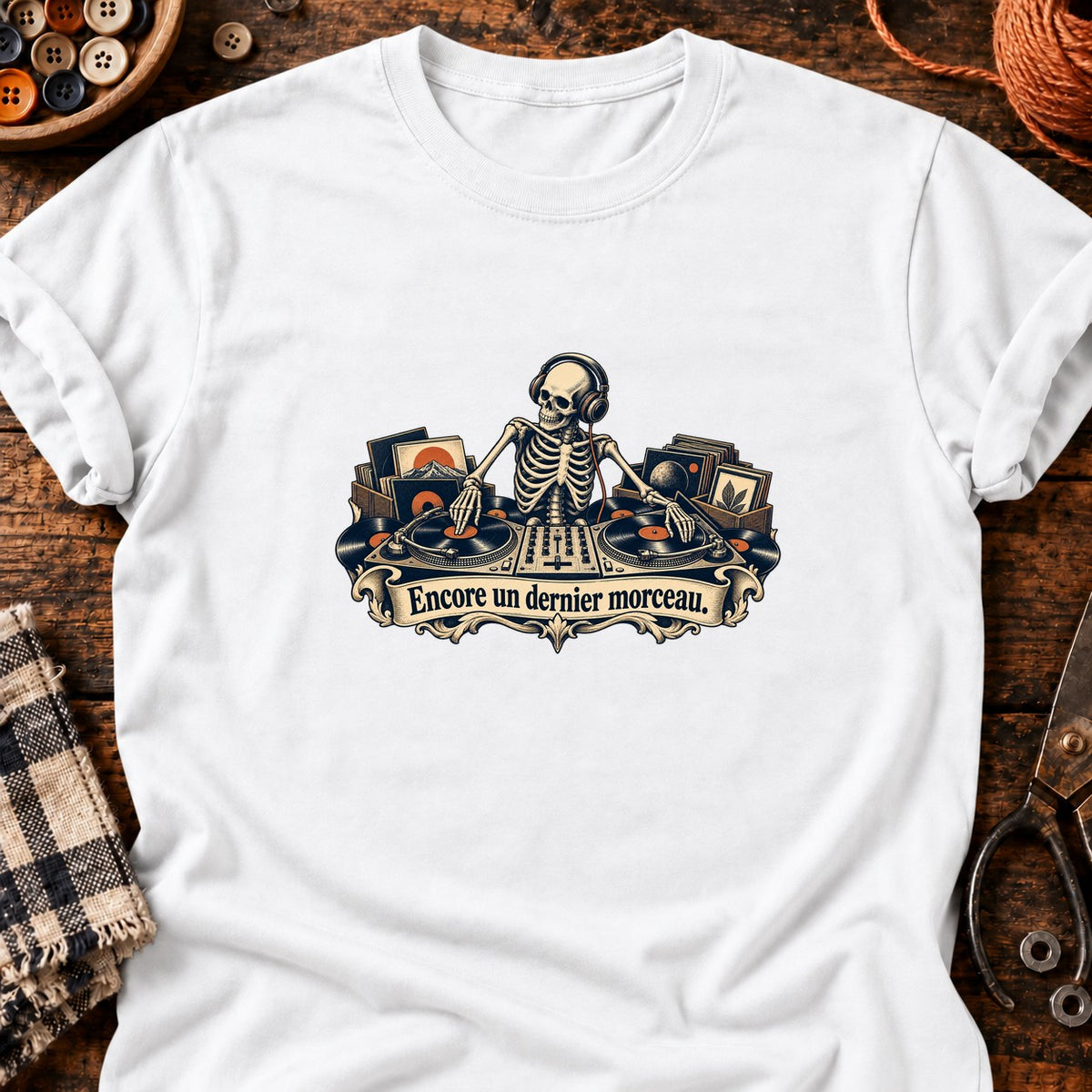 Squelette DJ historique — T-shirt blanc
