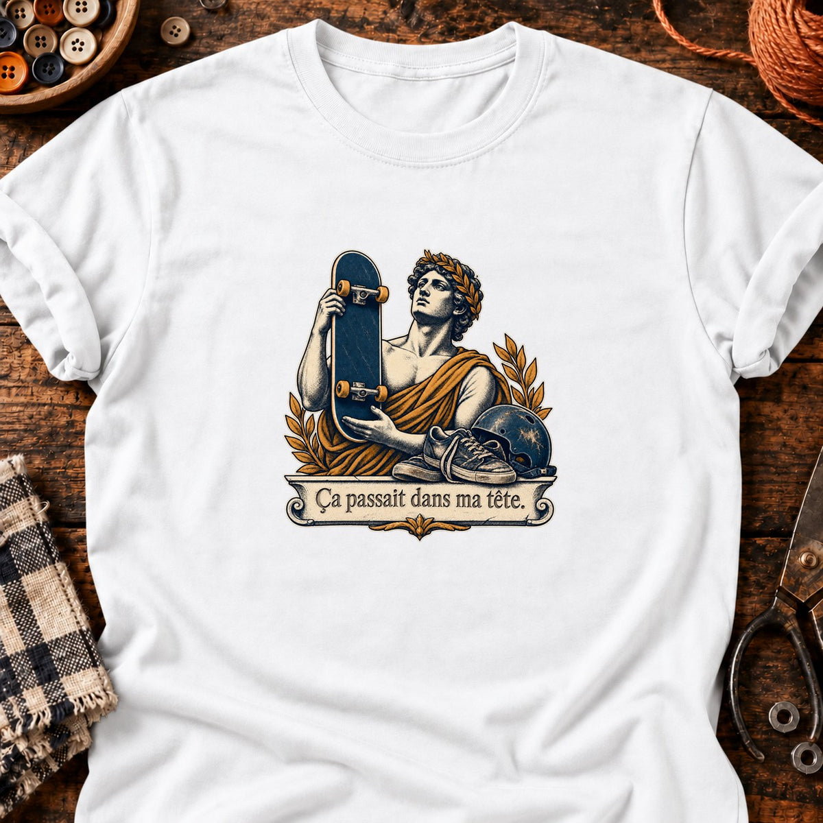 Skateboard et chaussures usées — T-shirt blanc