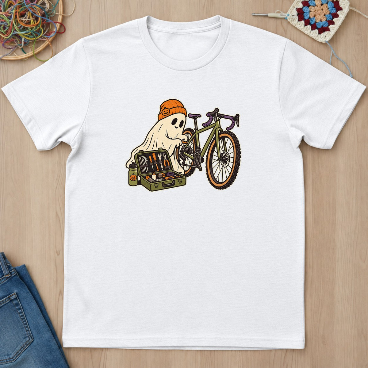 T-shirt blanc présenté à plat