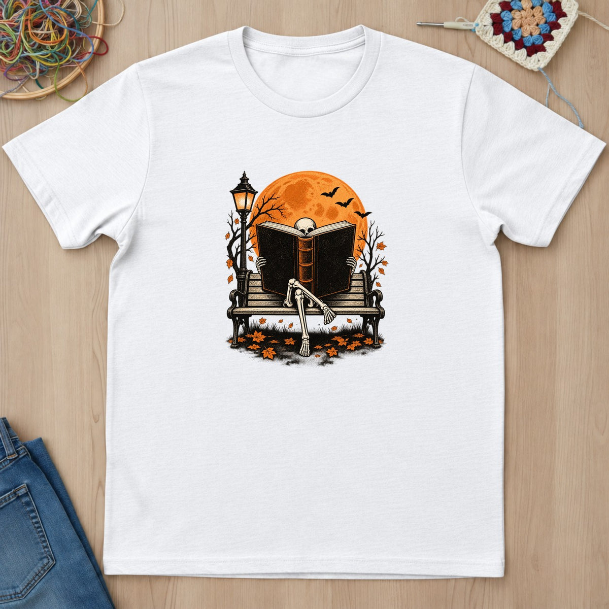 T-shirt blanc présenté à plat