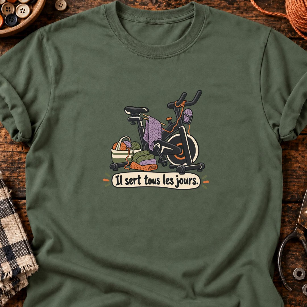 Vélo d’appartement et tricot Il sert tous les jours. T-Shirt — video