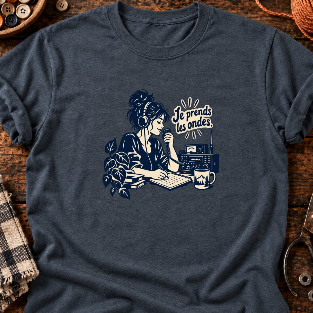 Opératrice radio et ondes libres T-Shirt — video