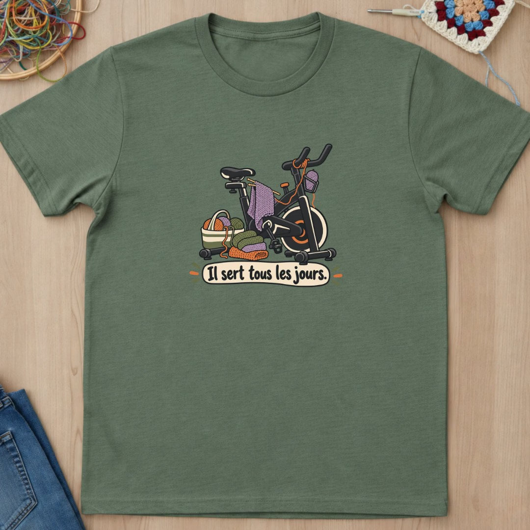 Vélo d’appartement et tricot Il sert tous les jours. T-Shirt — video