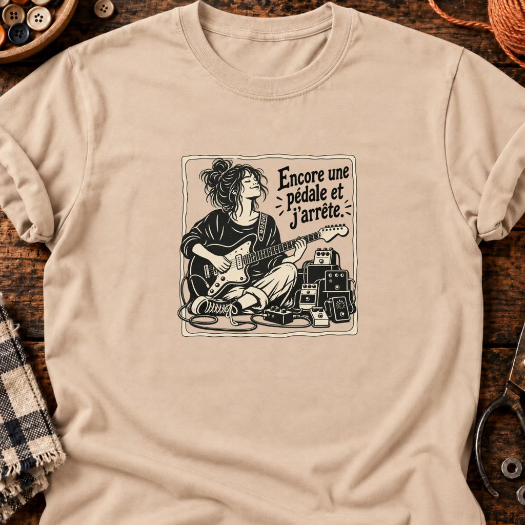 Guitariste et pédales Encore une pédale et j’arrête T-Shirt — video