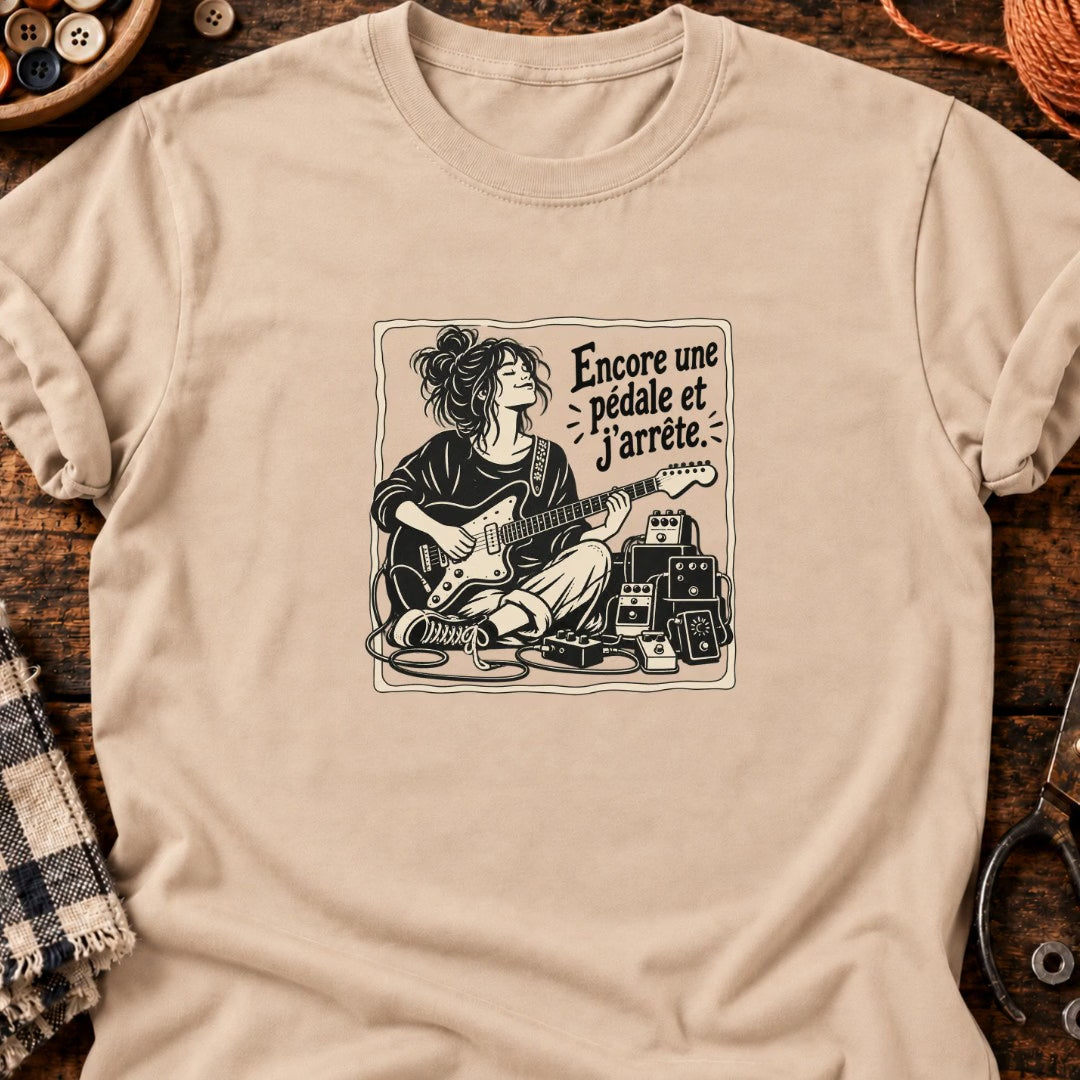 Guitariste et pédales Encore une pédale et j’arrête T-Shirt — video