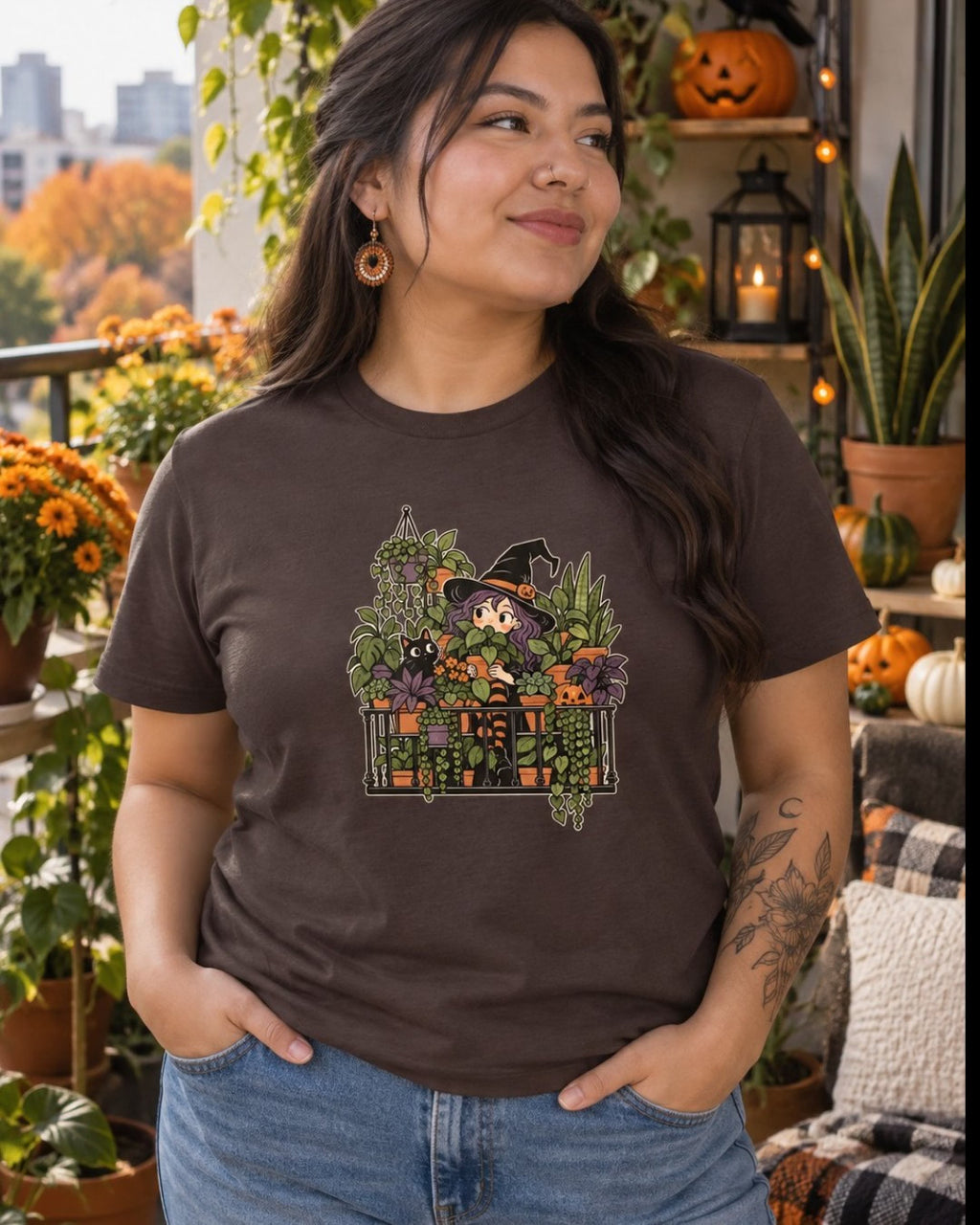 Sorcière au balcon et plantes d’Halloween T-Shirt — video