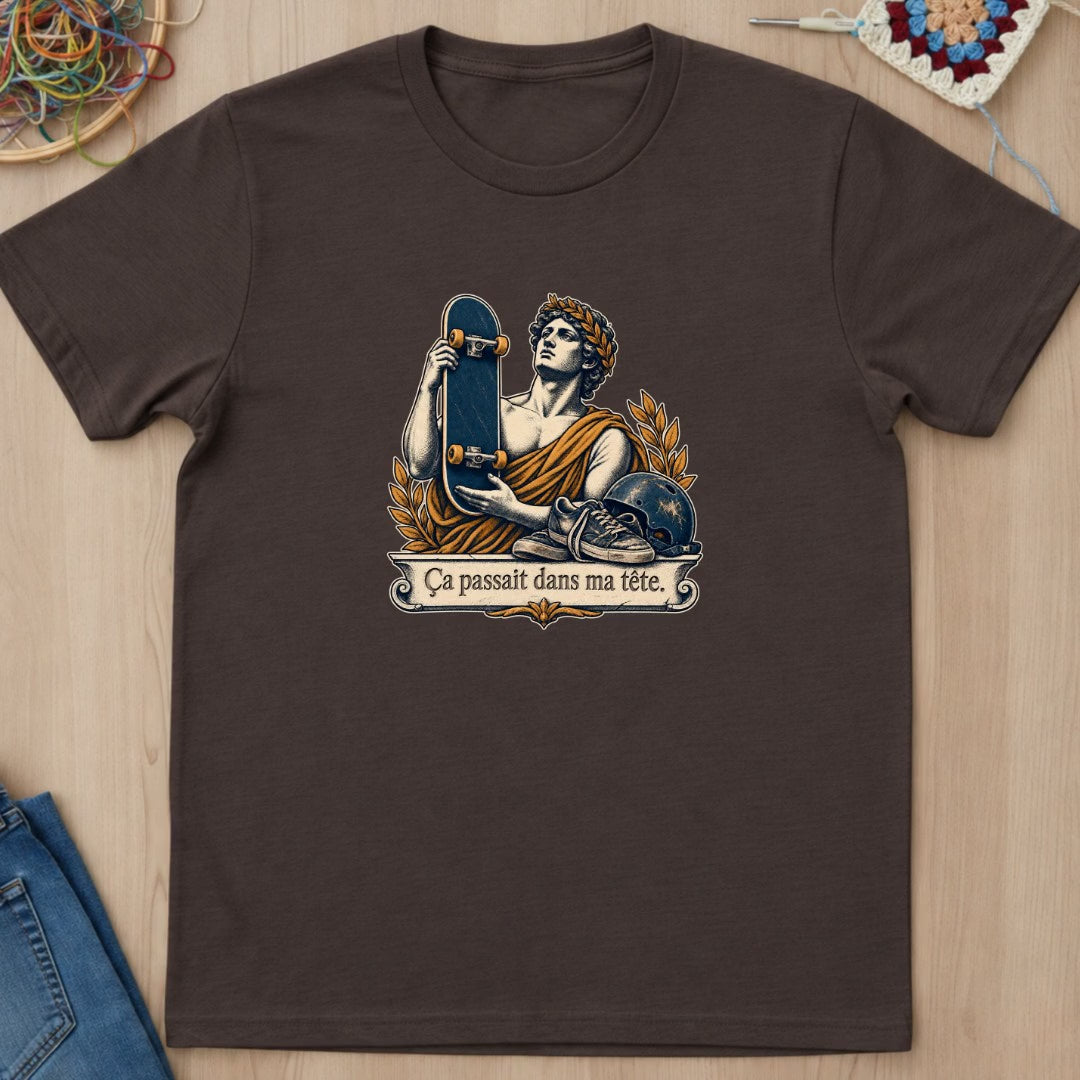 Skateboard et chaussures usées T-Shirt — video