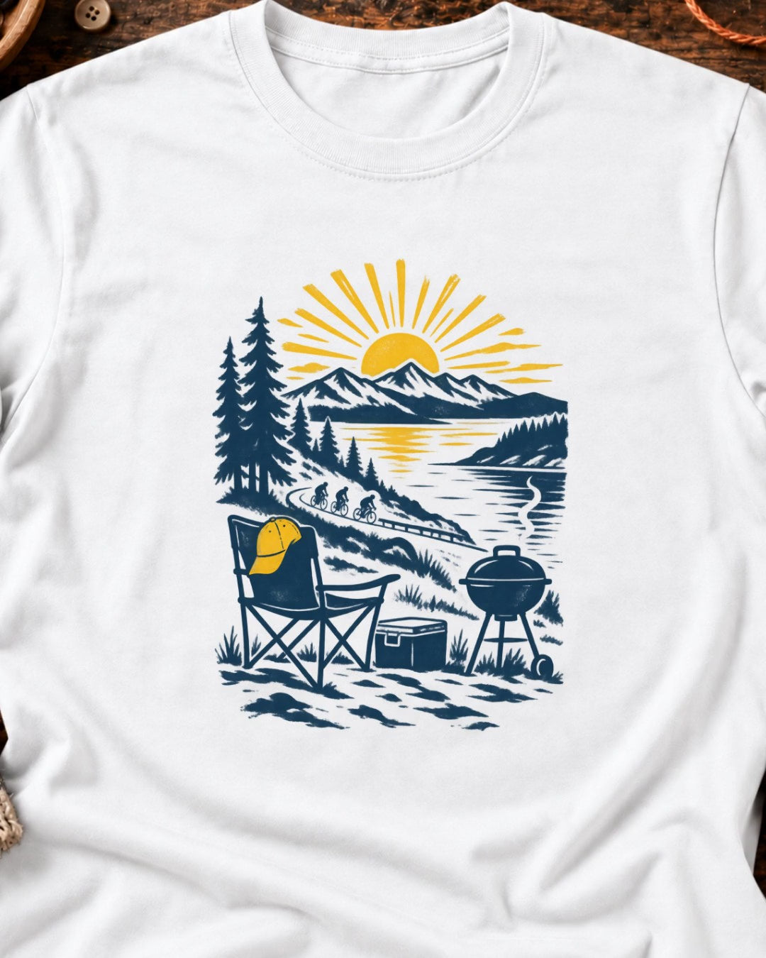 Repos de vélo au bord du lac T-Shirt — video